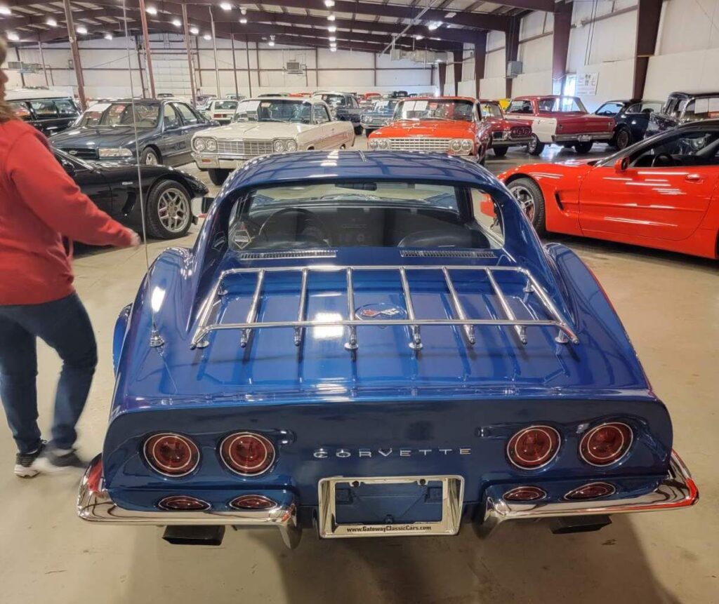 Corvette C3 dans le showroom vue de l'arrière