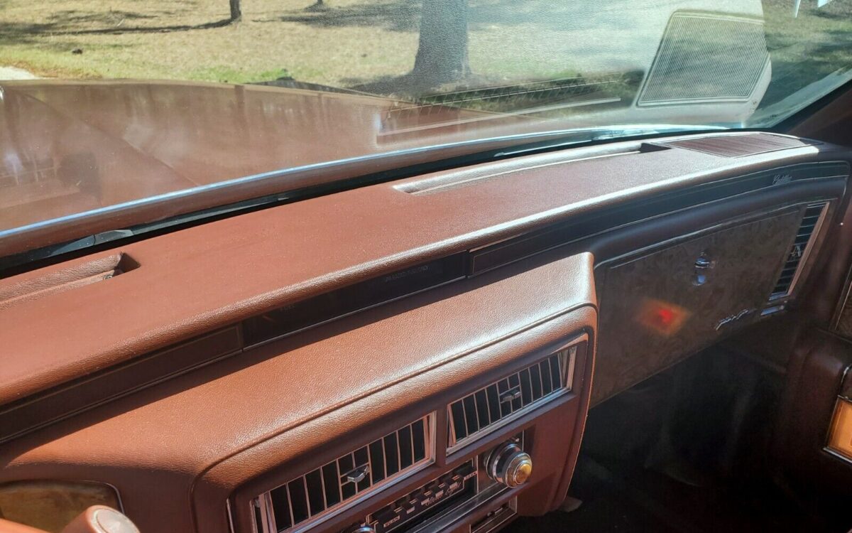 Cadillac-DeVille-Berline-1979-25