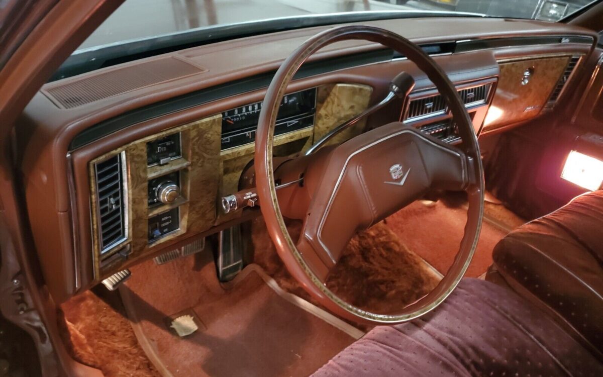 Cadillac-DeVille-Berline-1979-28