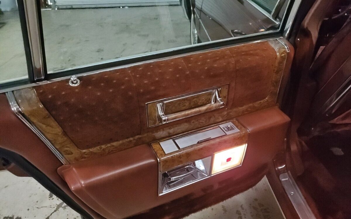 Cadillac-DeVille-Berline-1979-34