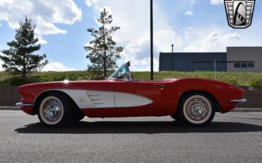 Chevrolet-Corvette-1961-3