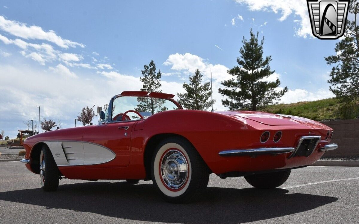 Chevrolet-Corvette-1961-4