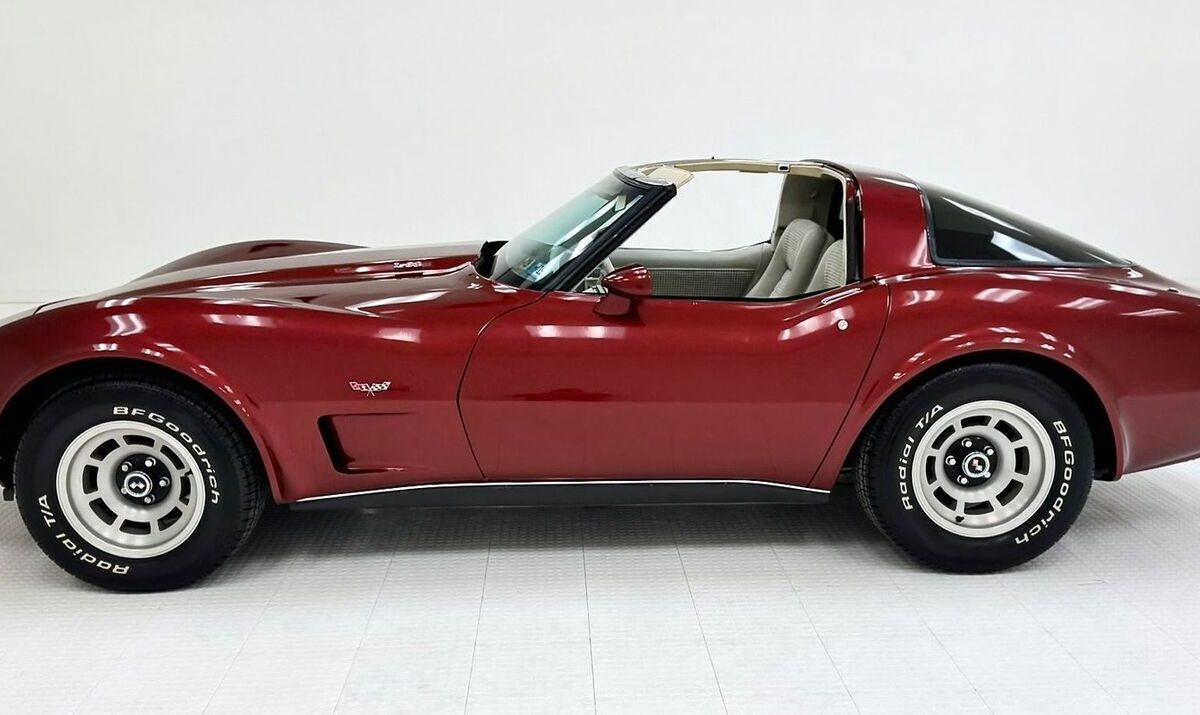 Chevrolet-Corvette-Coupe-1979-2