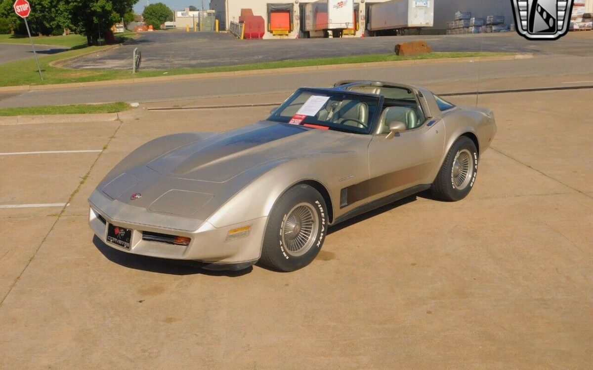 Chevrolet-Corvette-Coupe-1982-2