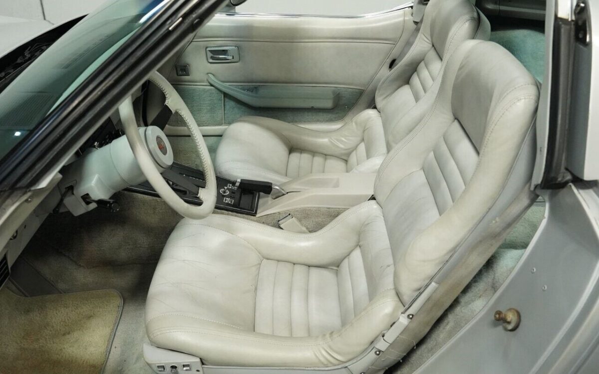Chevrolet-Corvette-Coupe-1982-4