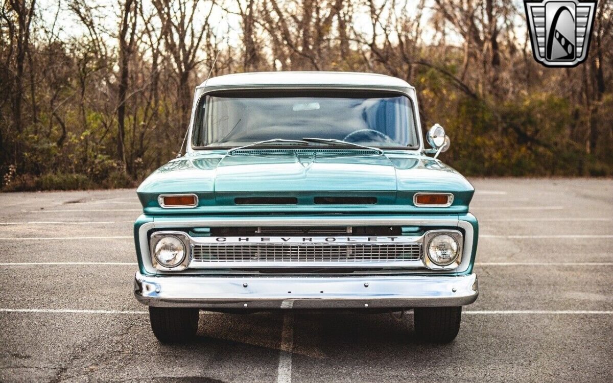 Chevrolet-Suburban-1966-9