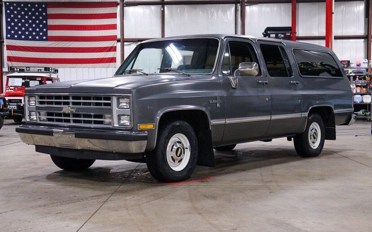 Chevrolet Suburban SUV 1986