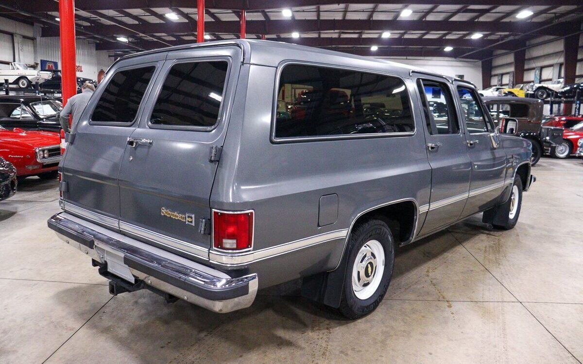 Chevrolet-Suburban-SUV-1986-6