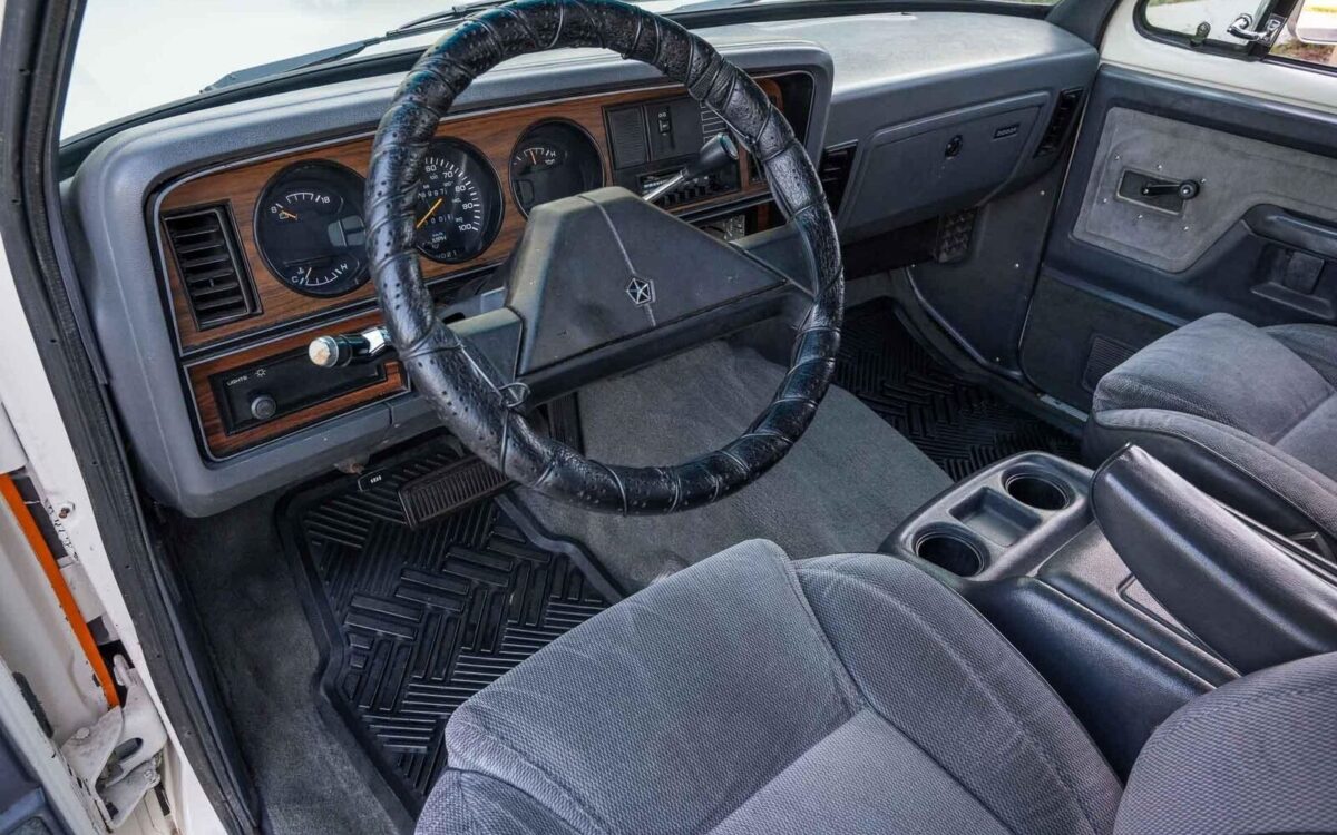 Dodge-Ramcharger-1990-14
