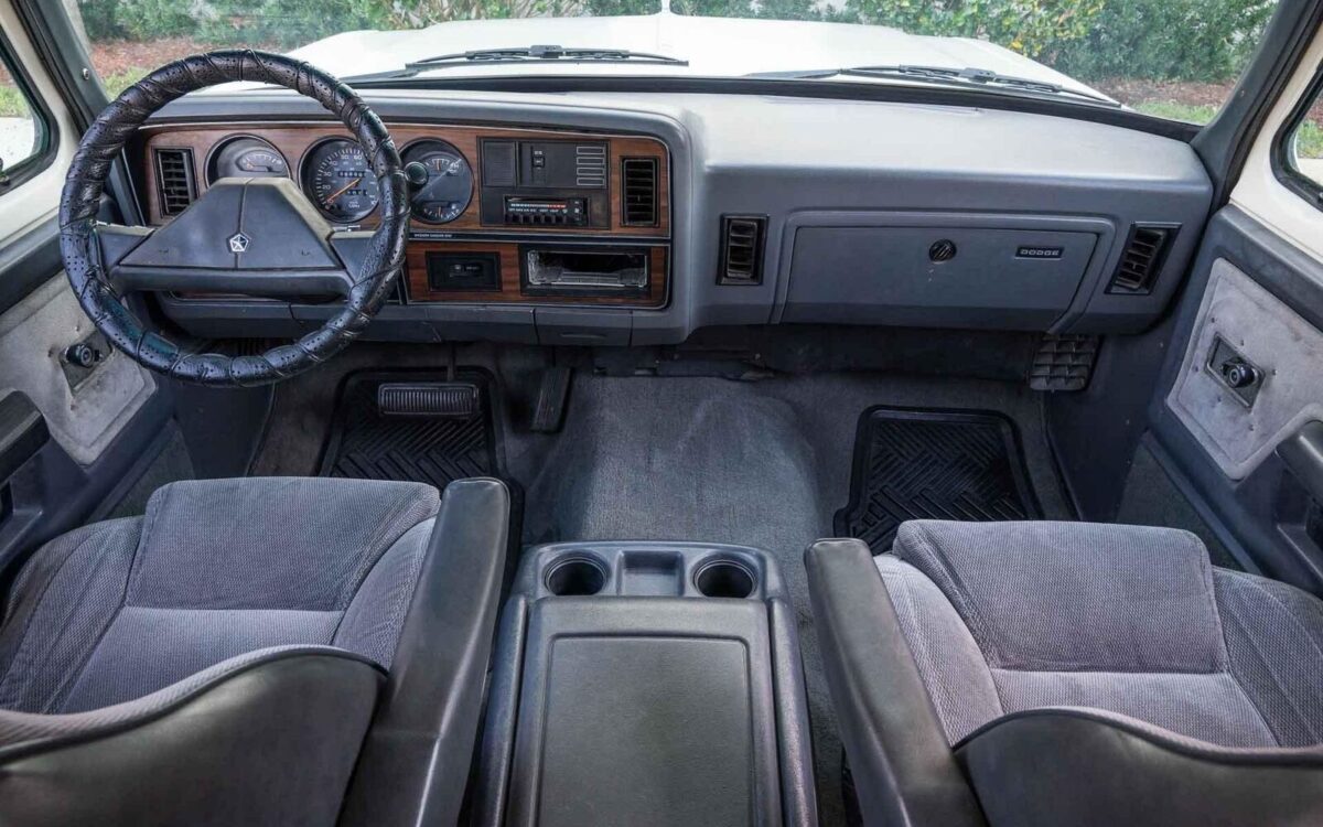 Dodge-Ramcharger-1990-17