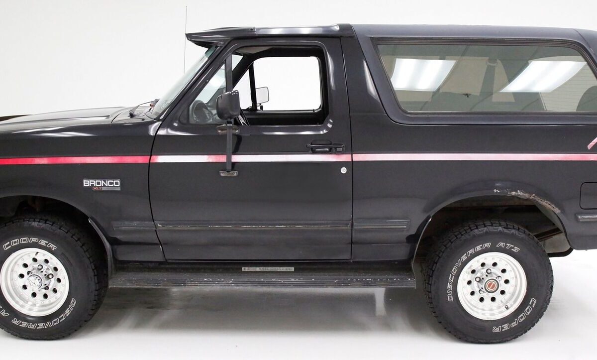 Ford-Bronco-SUV-1992-1