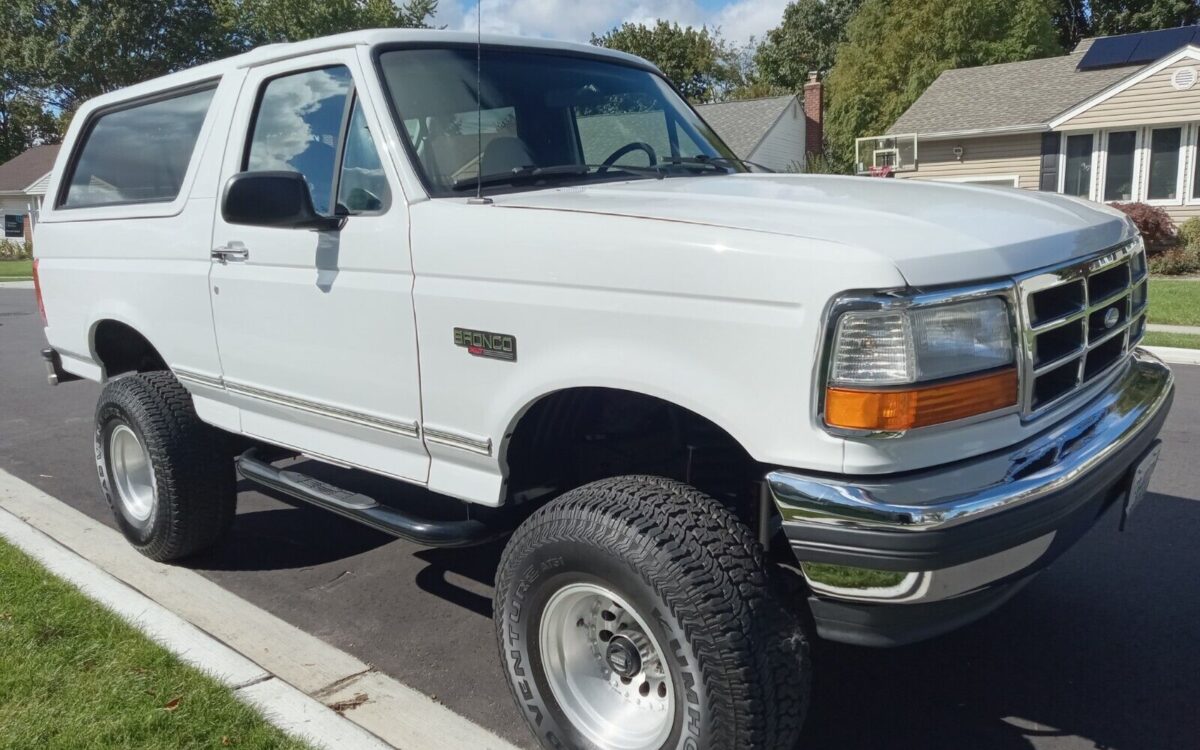 Ford-Bronco-SUV-1992-1