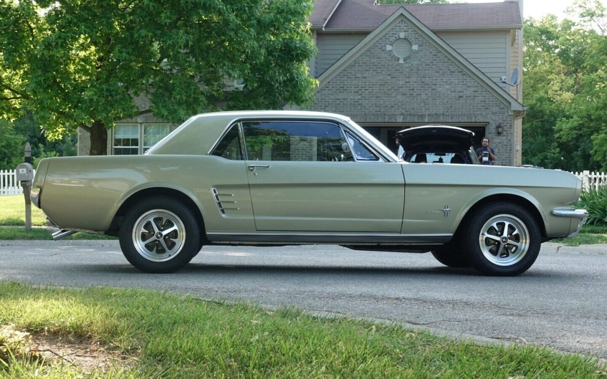 Ford-Mustang-Coupe-1966-2