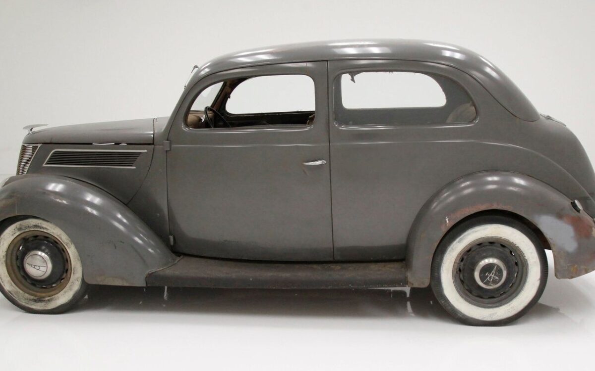 Ford-Tudor-Sedan-Berline-1937-1