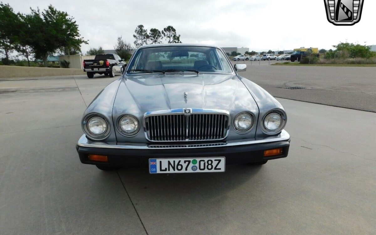 Jaguar-XJ6-1985-2