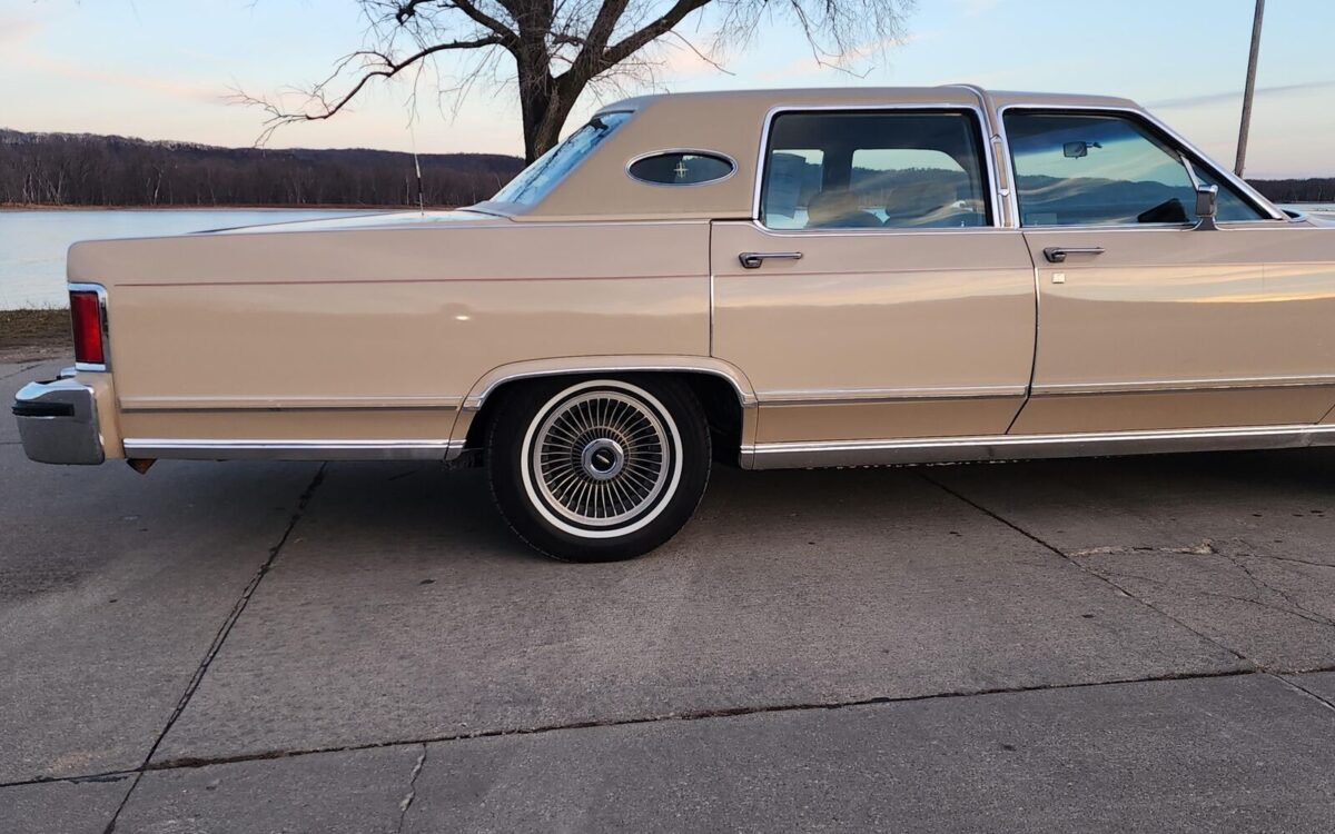 Lincoln-Town-Car-1978-15