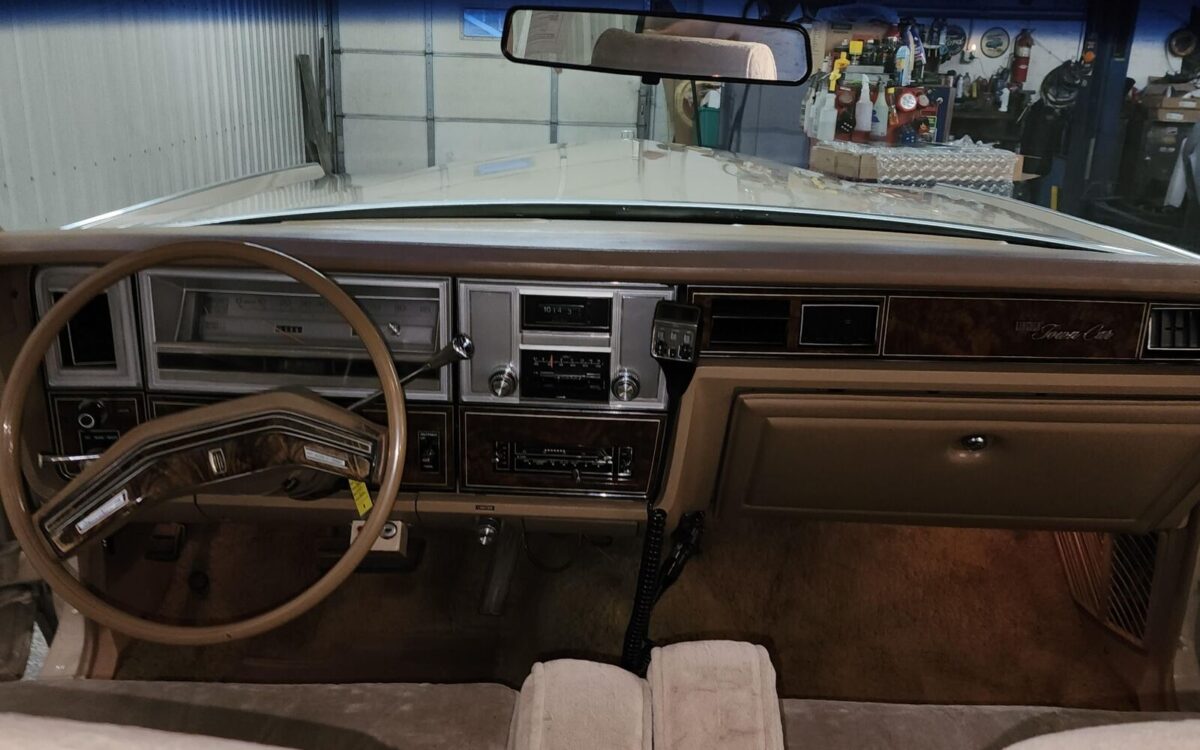 Lincoln-Town-Car-1978-25