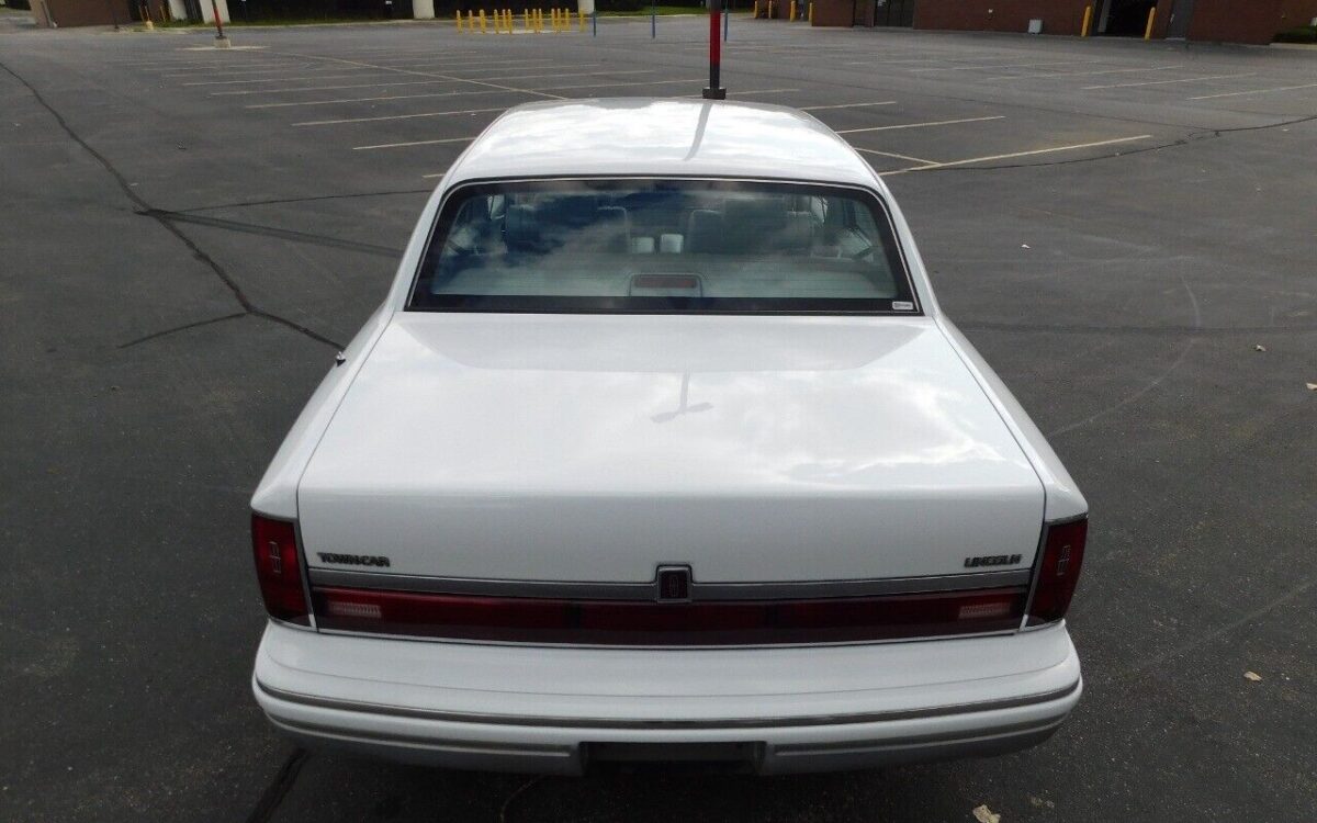 Lincoln-Town-Car-1991-3