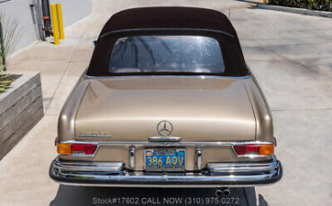 Mercedes-Benz-200-Series-1970-11