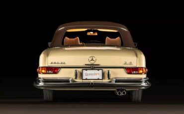 Mercedes-Benz-200-Series-1971-3