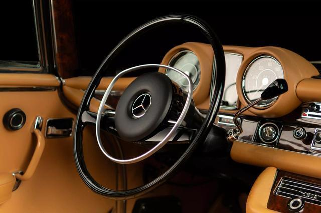 Mercedes-Benz-200-Series-1971-30