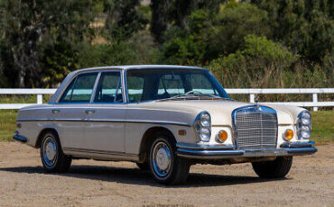 Mercedes-Benz-200-Series-1972-11