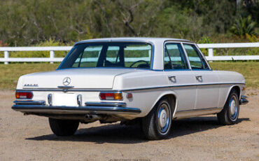 Mercedes-Benz-200-Series-1972-7