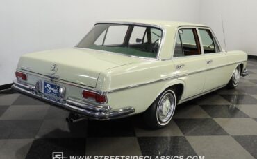 Mercedes-Benz-200-Series-Berline-1967-10