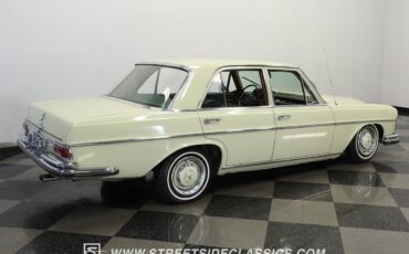 Mercedes-Benz-200-Series-Berline-1967-11