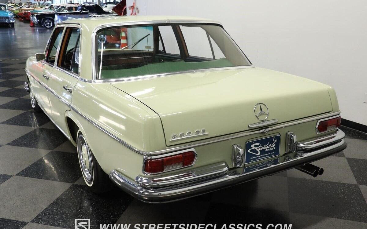 Mercedes-Benz-200-Series-Berline-1967-7