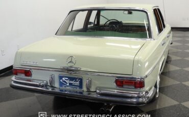 Mercedes-Benz-200-Series-Berline-1967-9