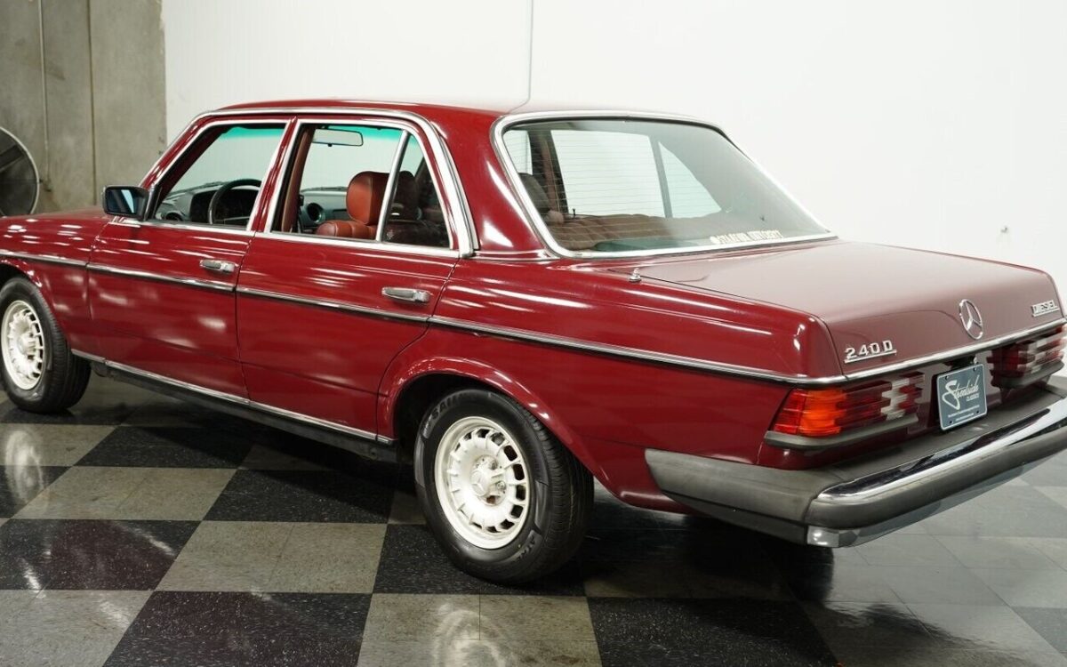Mercedes-Benz-200-Series-Coupe-1983-6
