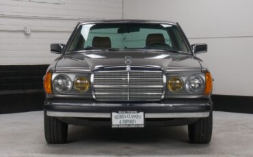 Mercedes-Benz-300-CD-Coupe-1984-3