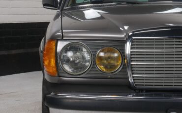 Mercedes-Benz-300-CD-Coupe-1984-4