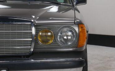 Mercedes-Benz-300-CD-Coupe-1984-5