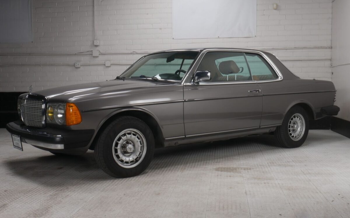 Mercedes-Benz-300-CD-Coupe-1984-6