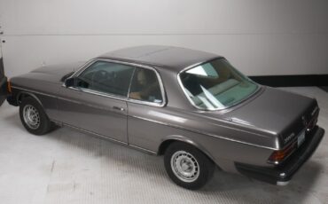 Mercedes-Benz-300-CD-Coupe-1984-9