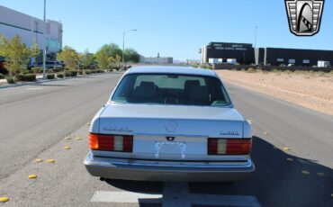 Mercedes-Benz-300-Series-1986-5