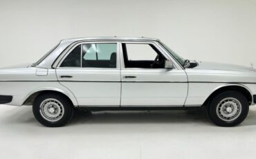 Mercedes-Benz-300-Series-Berline-1984-5