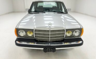 Mercedes-Benz-300-Series-Berline-1984-7