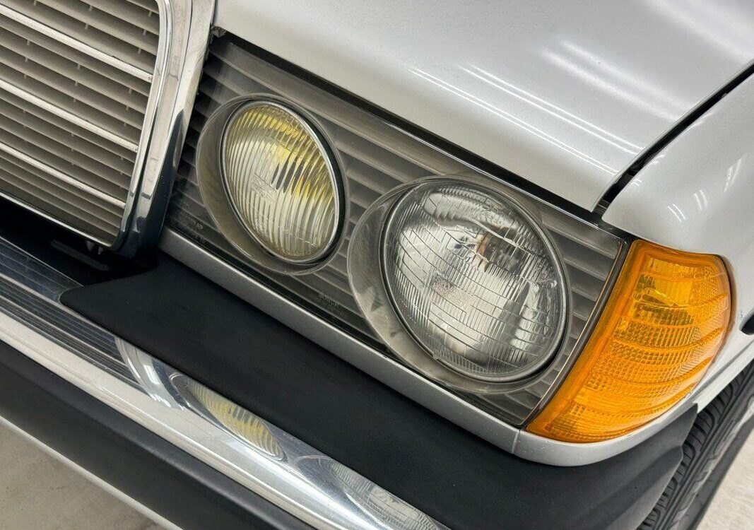 Mercedes-Benz-300-Series-Berline-1984-9