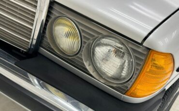 Mercedes-Benz-300-Series-Berline-1984-9