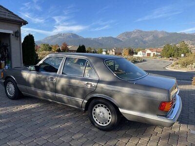 Mercedes-Benz-300-Series-Berline-1990-4