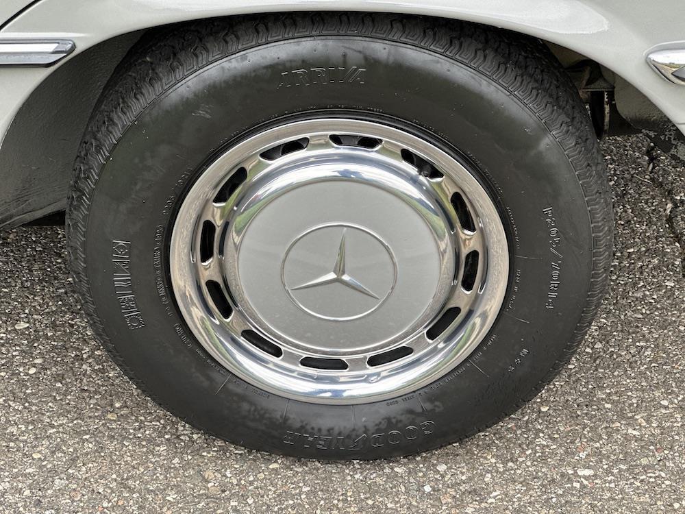 Mercedes-Benz-400-Series-1973-33