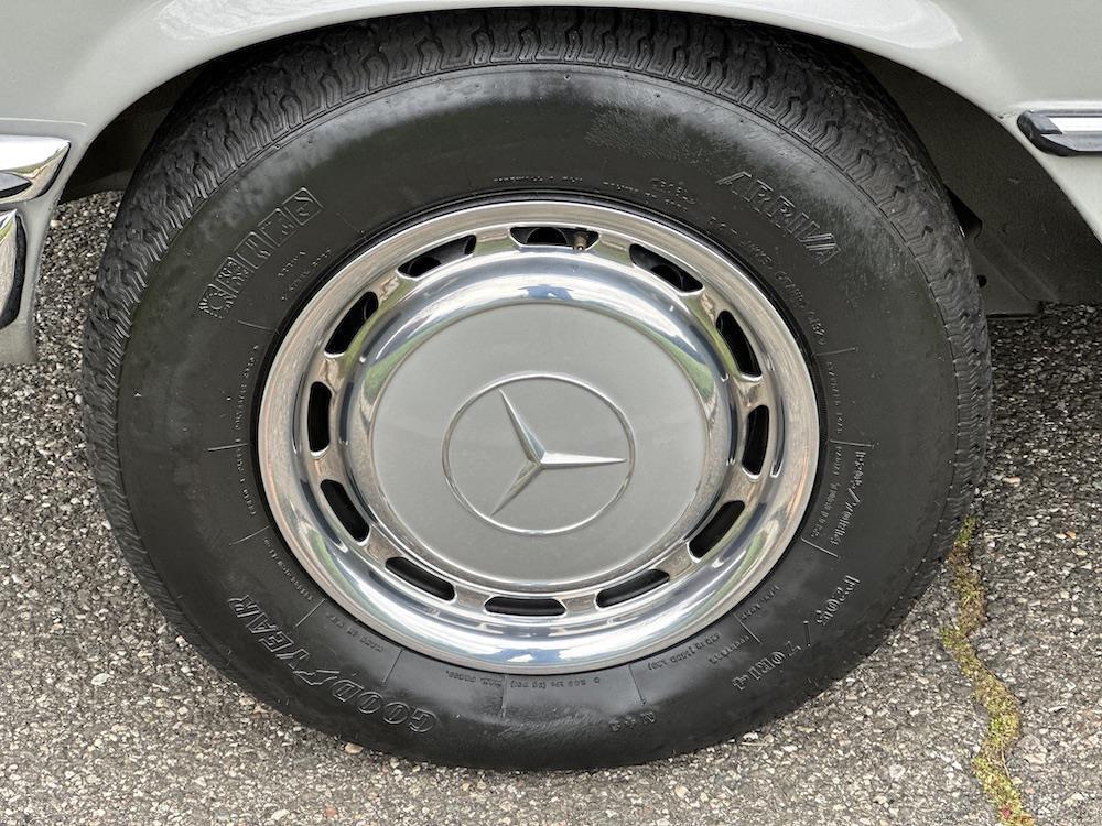Mercedes-Benz-400-Series-1973-34
