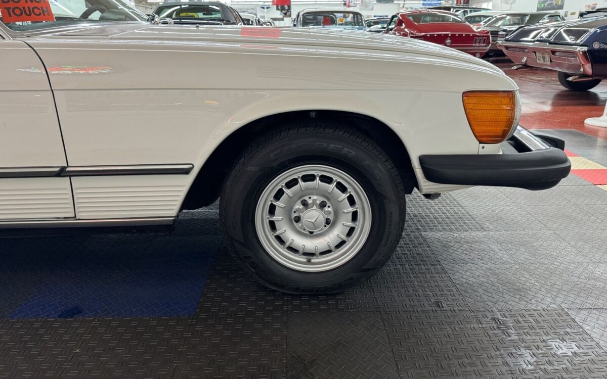 Mercedes-Benz-400-Series-1977-24