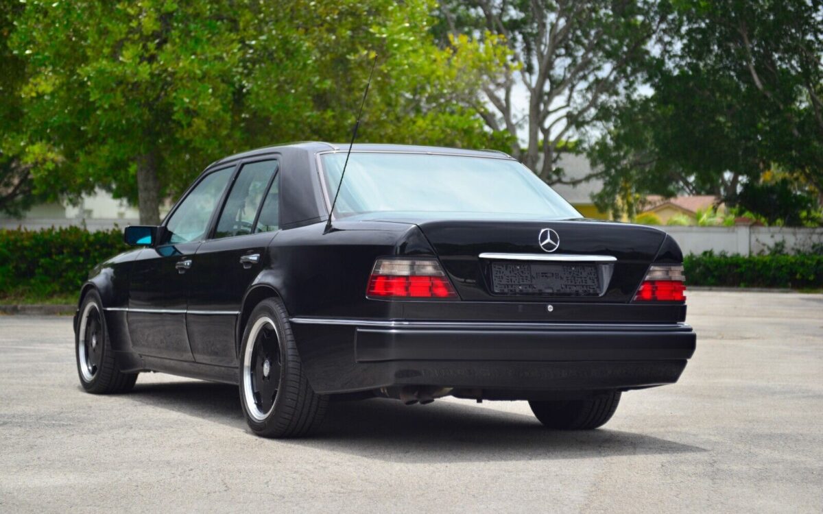 Mercedes-Benz-500E-6.0-AMG-1993-14