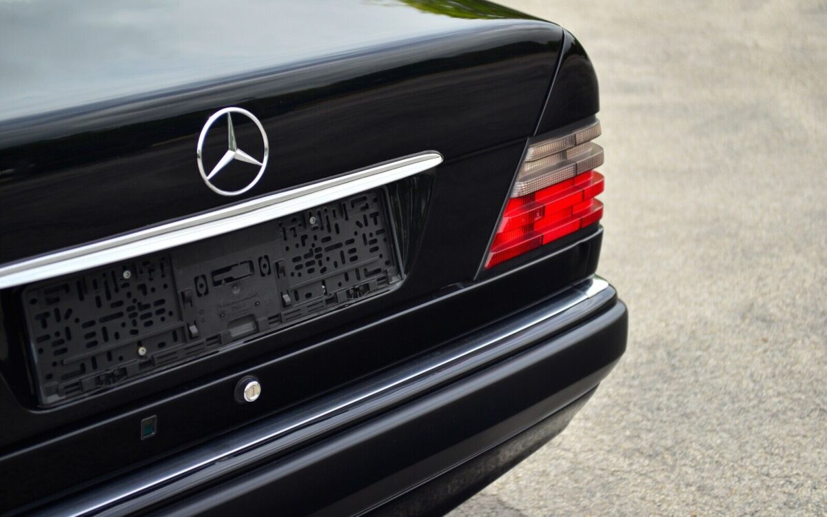 Mercedes-Benz-500E-6.0-AMG-1993-25