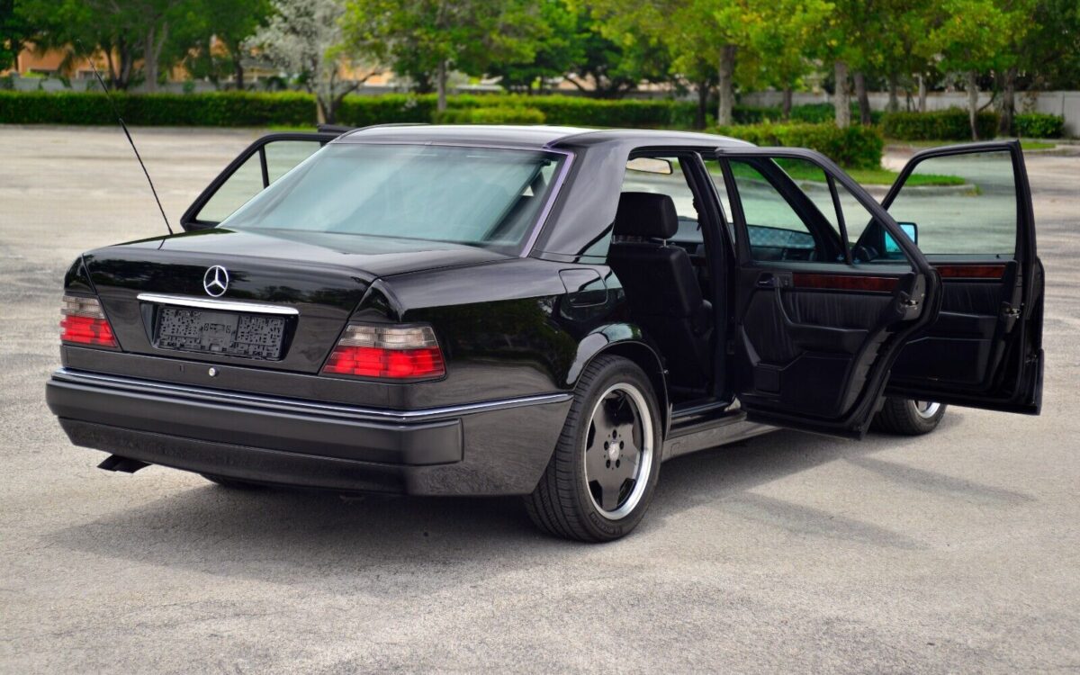 Mercedes-Benz-500E-6.0-AMG-1993-38