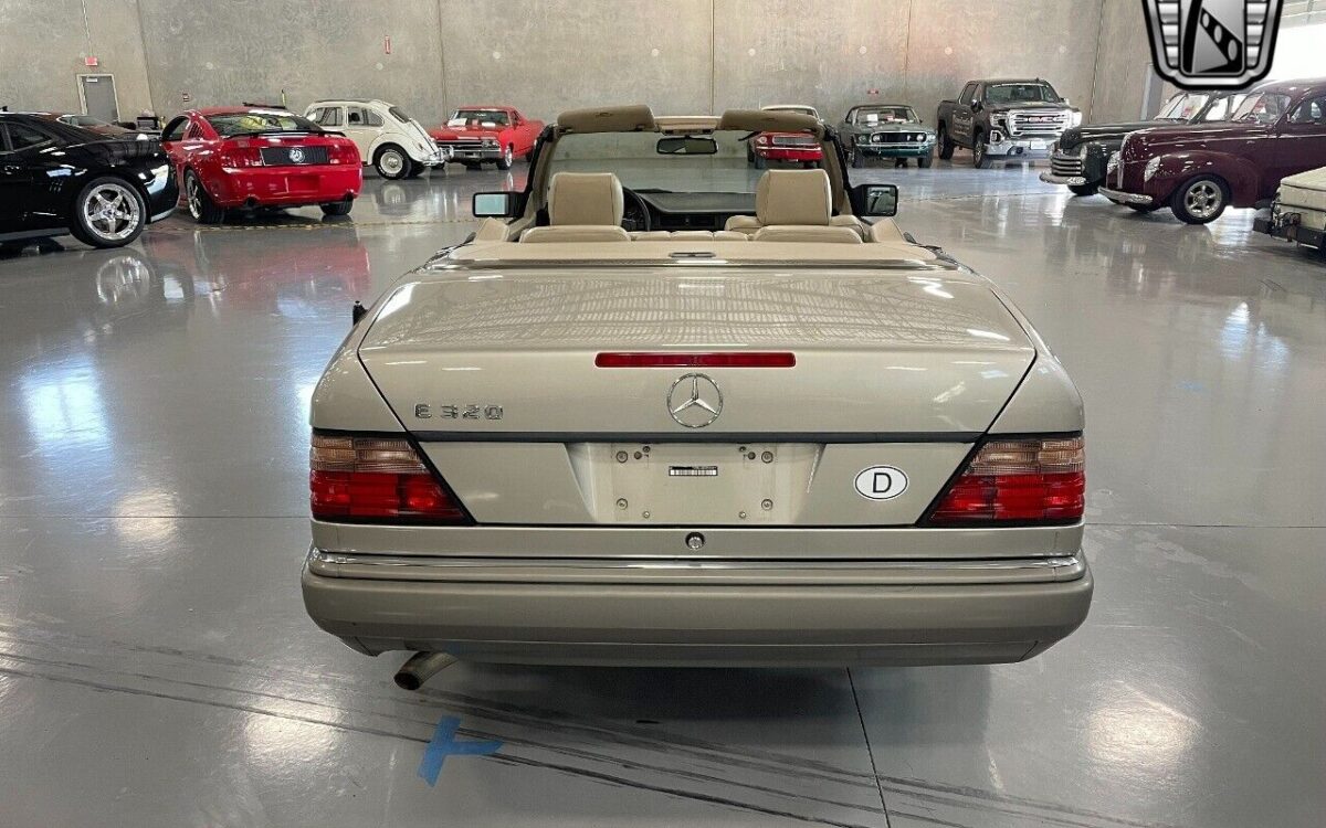 Mercedes-Benz-E-Class-Cabriolet-1994-4